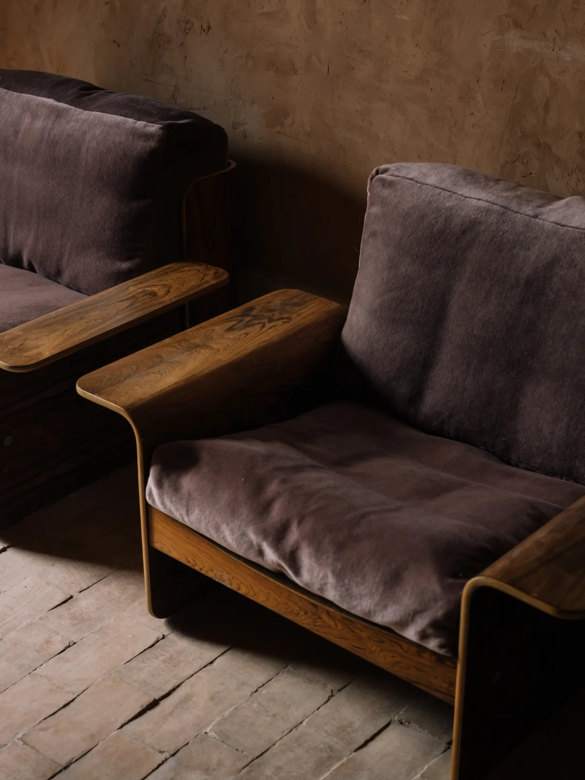 Leren fauteuil met houten armleuningen