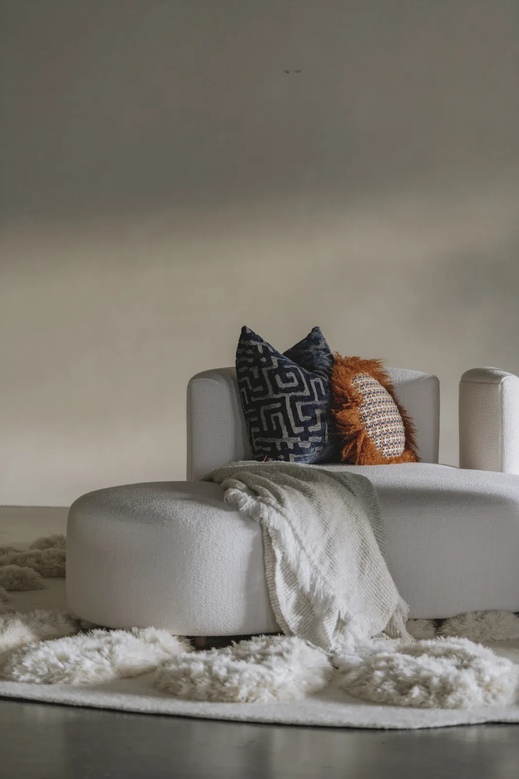 Witte zetel met poef en vachtkleed