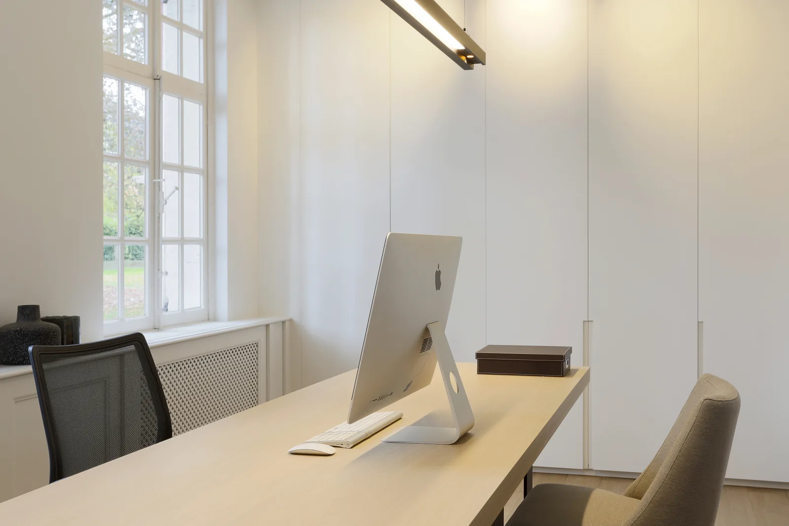 Bureau met computerscherm bij het raam