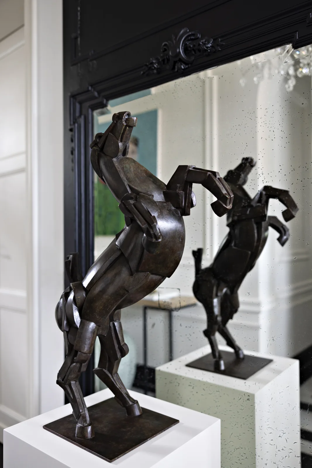 Twee bronzen paardensculpturen van John Claeys