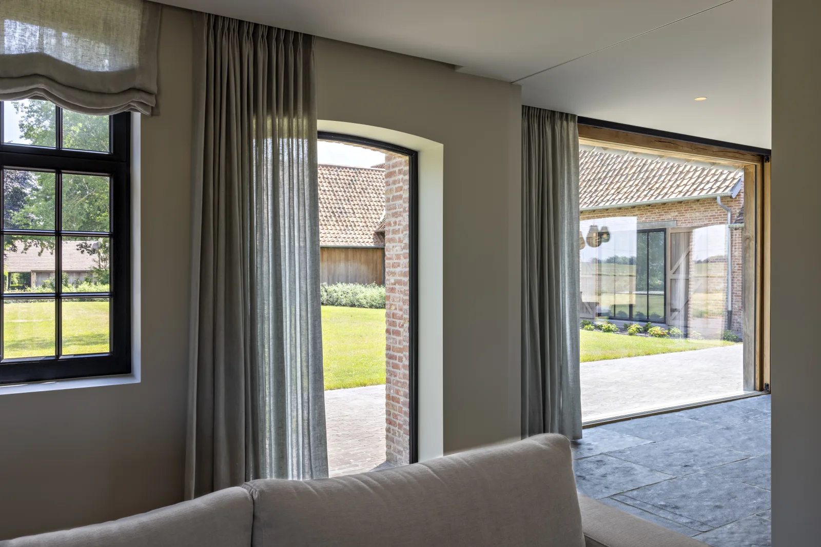 Leefruimte met natuursteen, hout en linnen