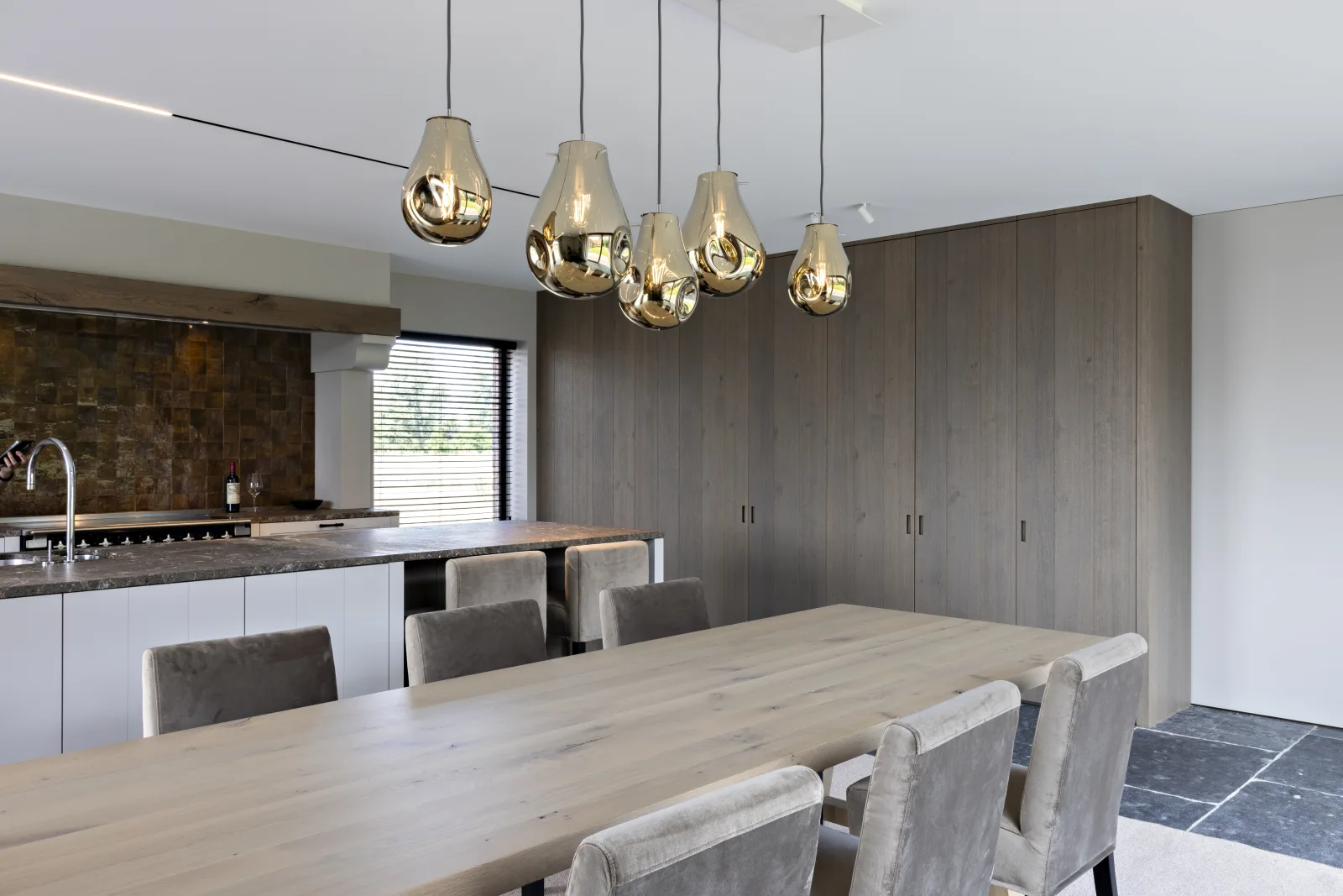 Eethoek met eetstoelen in velours en maatverlichting