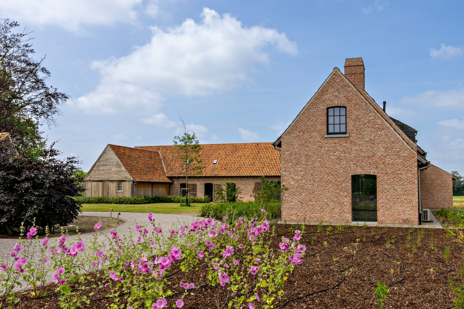 Landelijke architectuur met oude bouwmaterialen