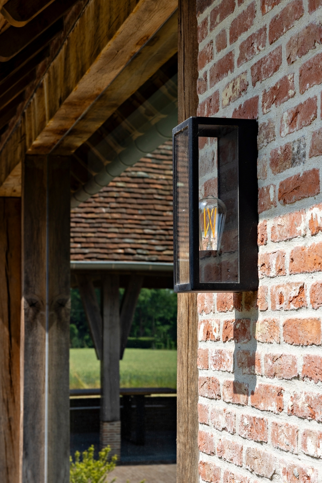 Buitenverlichting in landelijke architectuur