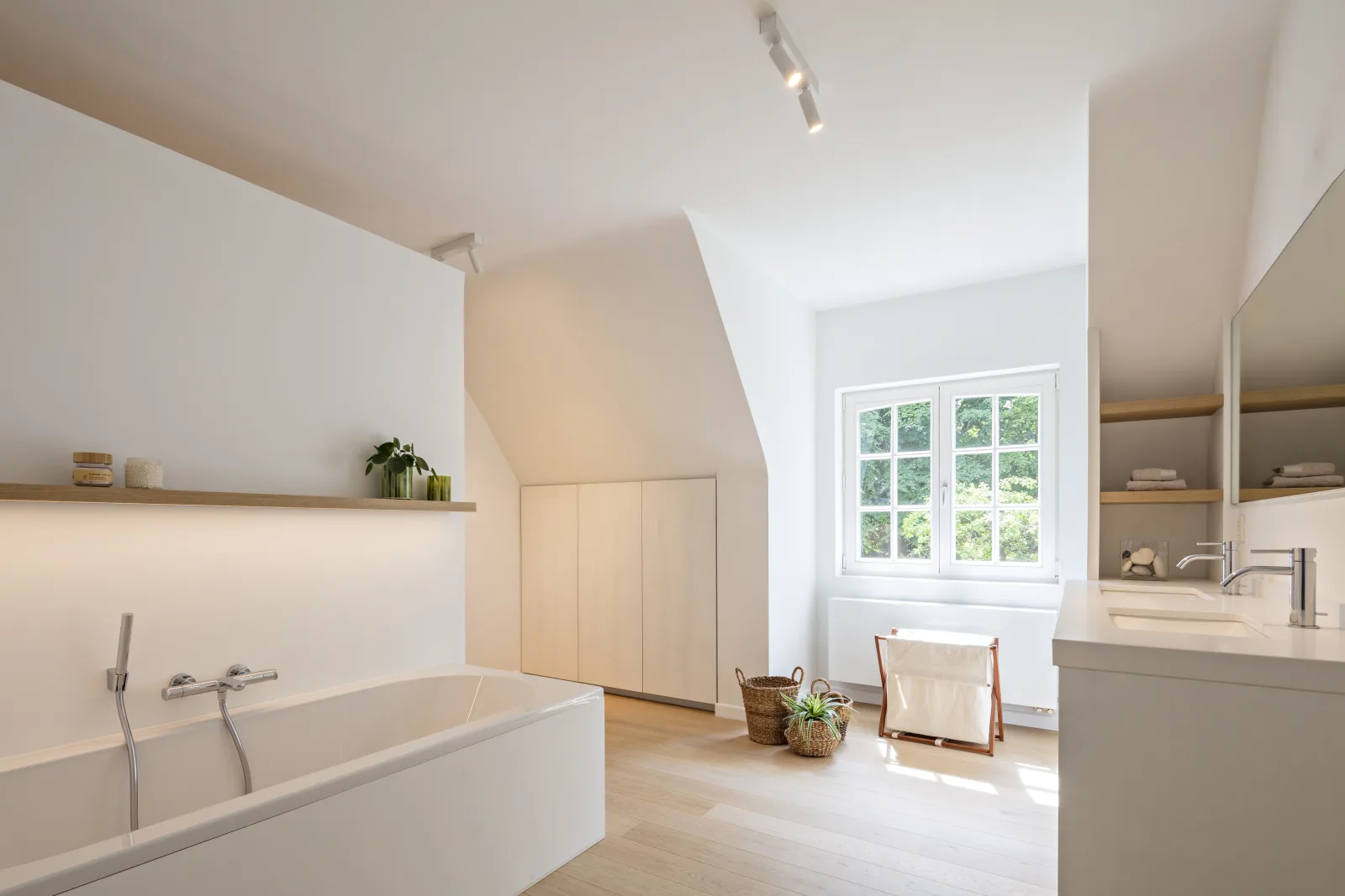 Wit met naturel eikenhout in de leefruimte
