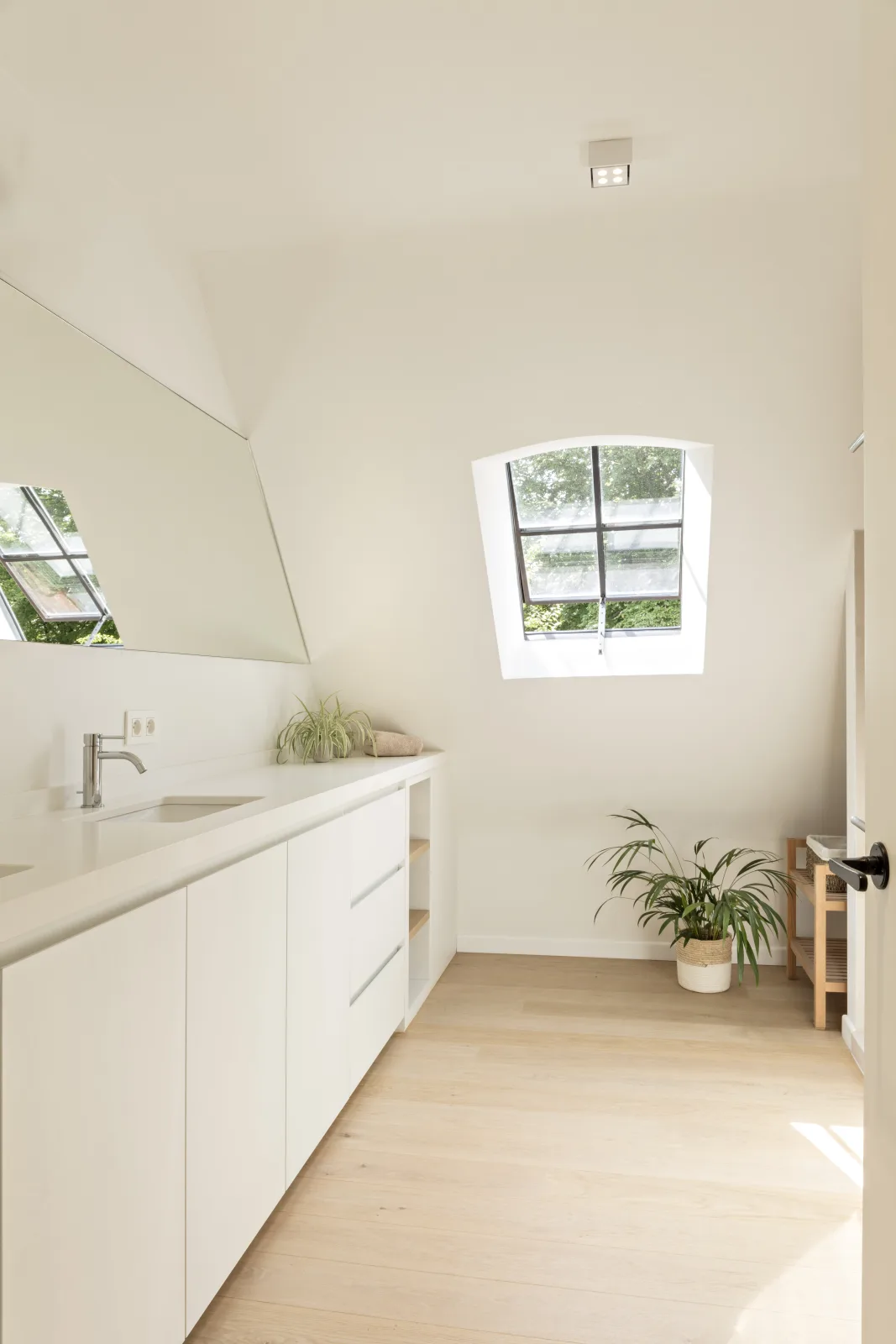Badkamer badend in zonlicht