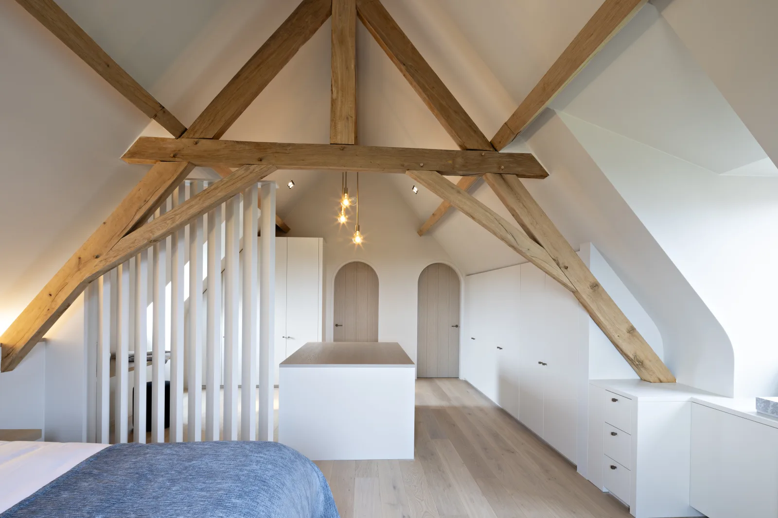 Slaapkamer met dressing onder de nok van het dak